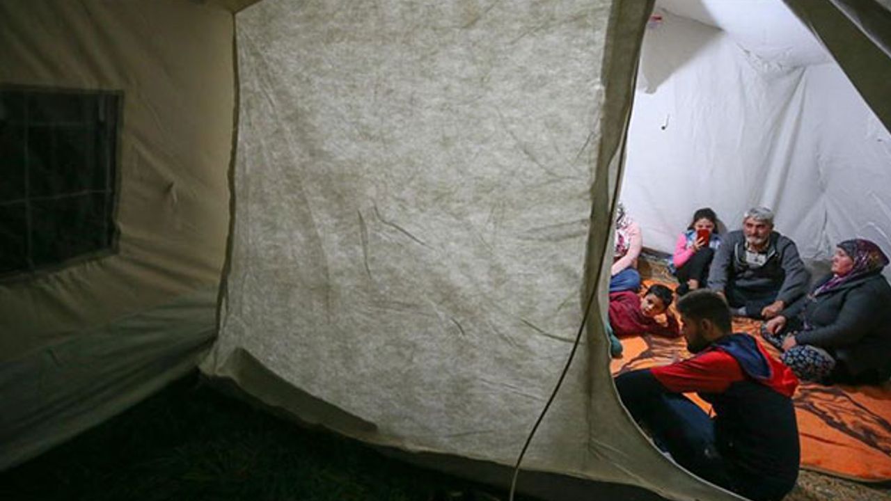 Depremden Etkilenen Vatandaşlar Geceyi Çadırlarda Geçirdi