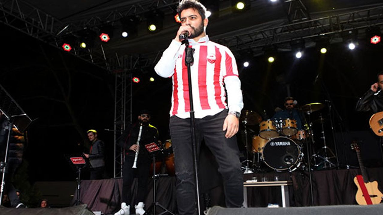Yusuf Güney Kahramanmaraşspor Formasıyla Konser Verdi