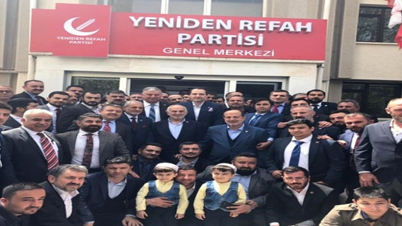 Erbakan, Çektirdiği Fotoğrafla Karamollaoğlu'na Nispet Yaptı