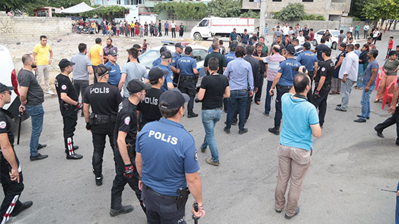 Kahramanmaraş'ta Kavga: 200 Kişi Taşlı Sopalı Birbirine Saldırdı!