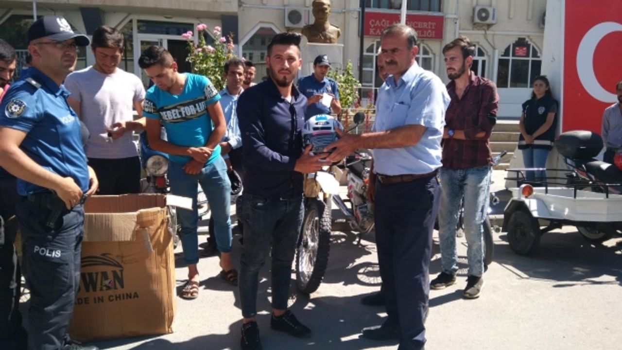 Kahramanmaraş'ta Motosiklet Sürücülerine Kask Dağıtıldı