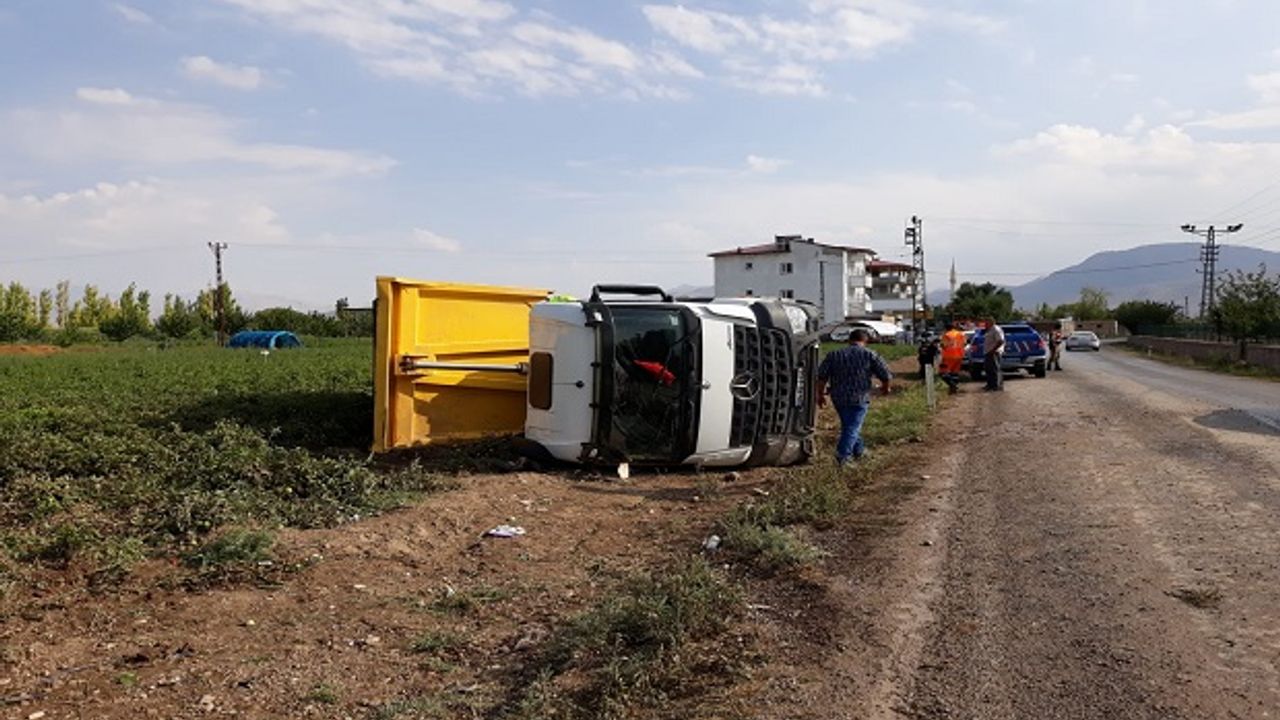 Kahramanmaraş'ta Kontrolden Çıkan Kamyon Devrildi!