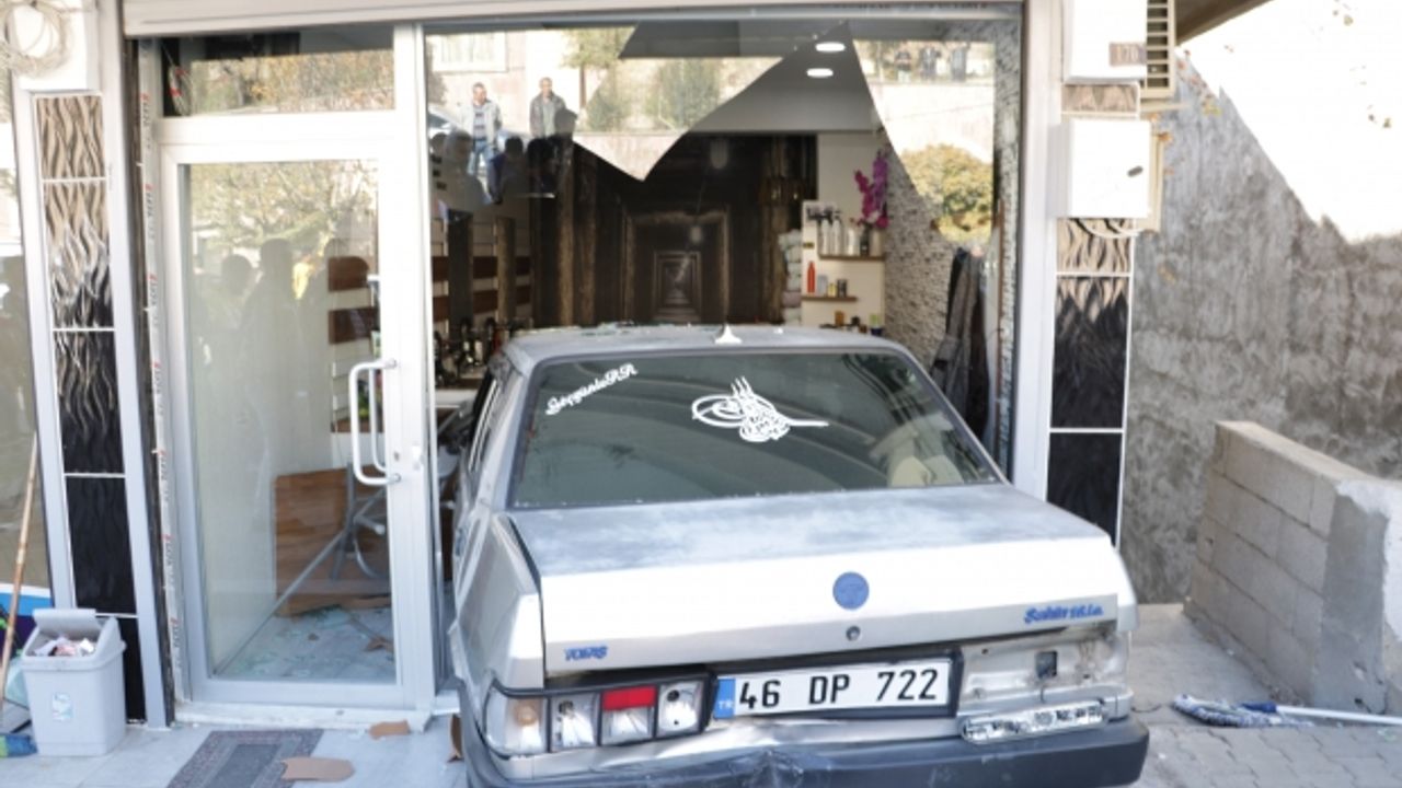Kahramanmaraş'ta Otomobil Berber Dükkanına Girdi