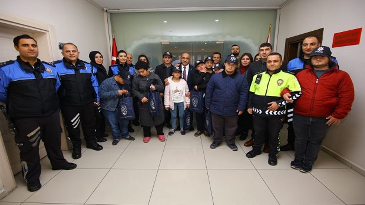 Polis Üniformalı ve Şapkalı Çocuklar İl Emniyet Müdürlüğü'nde