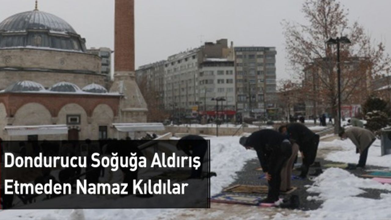 Dondurucu Soğuğa Aldırış Etmeden Namaz Kıldılar