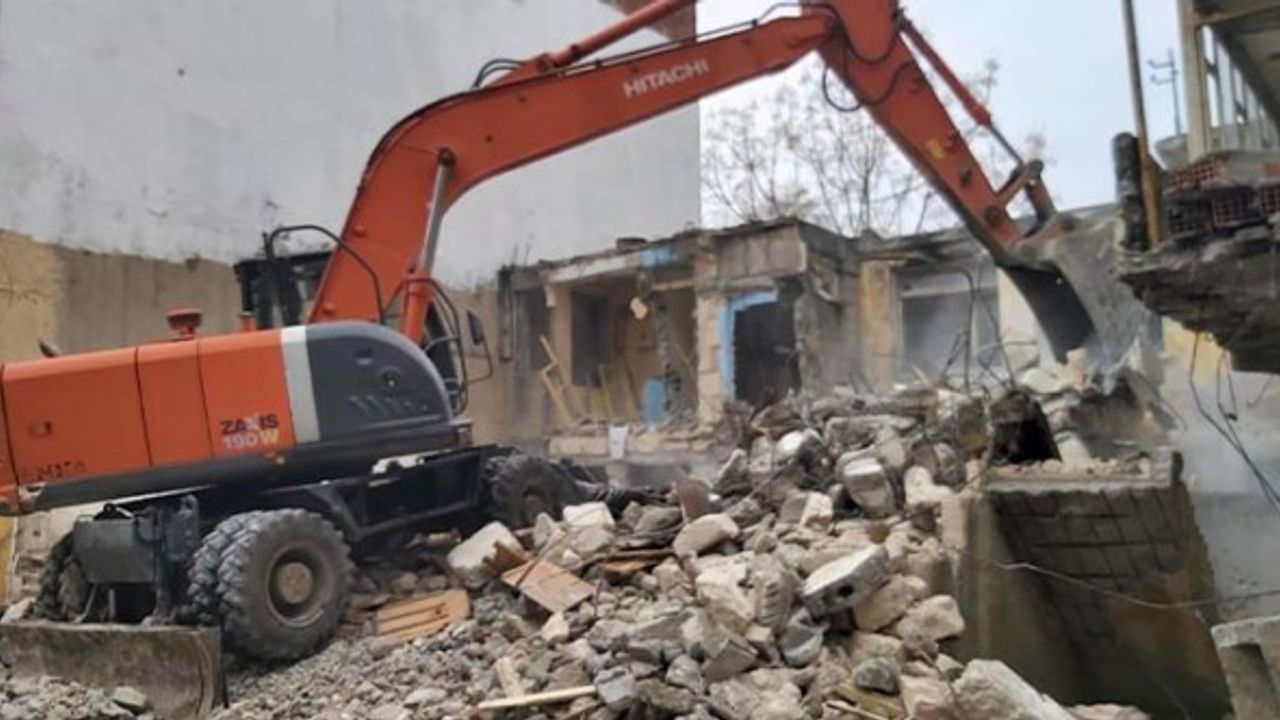 2 Metruk Bina Kontrollü Şekilde Yıkıldı