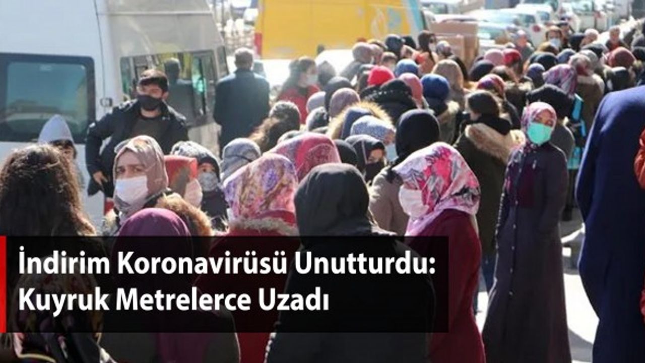 İndirim Koronavirüsü Unutturdu: Kuyruk Metrelerce Uzadı