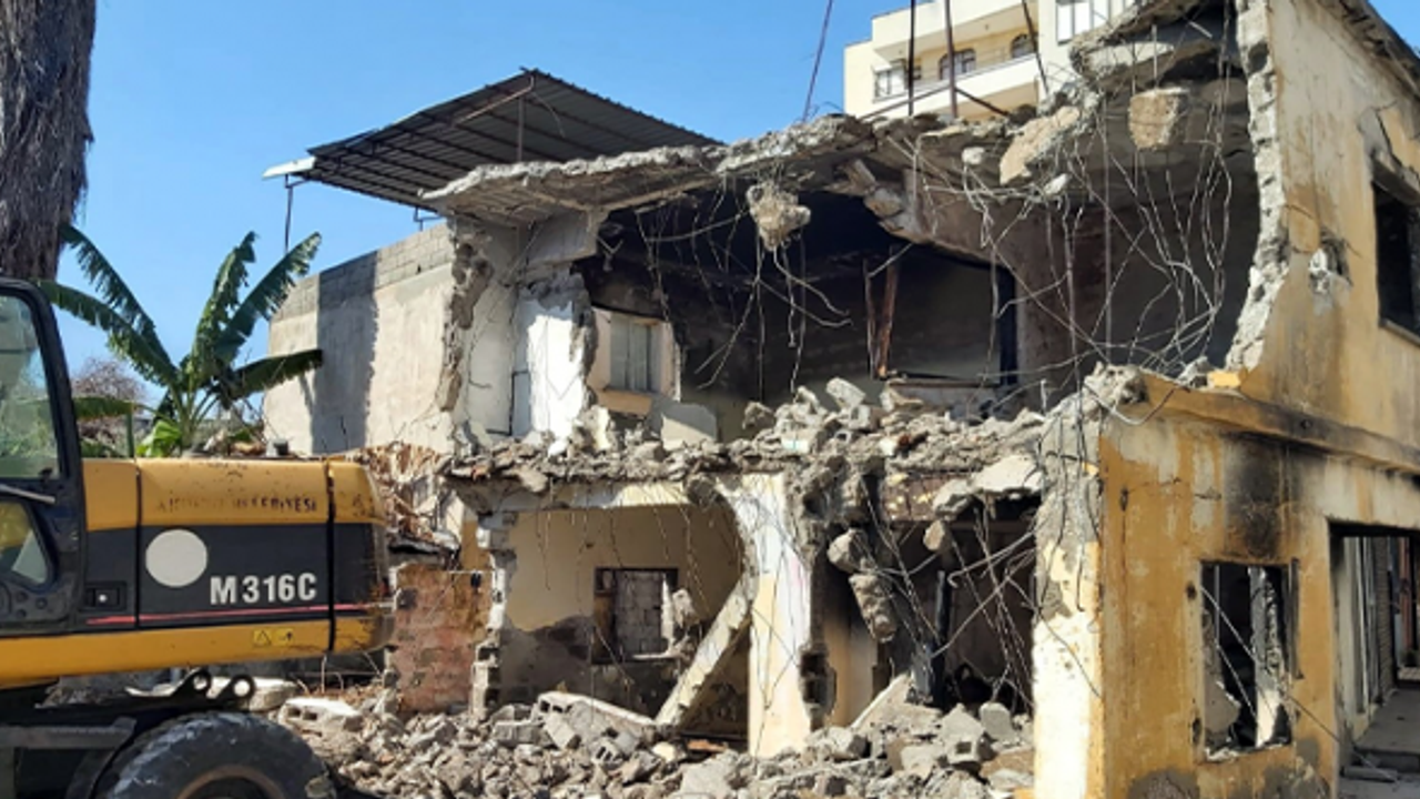 Mersin'in Akdeniz İlçesinde ki Terk Edilmiş Bina Belediye Ekiplerince Yıkıldı