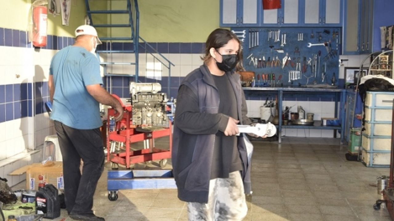 15 Yaşındaki Tamirci Sultan Babasının Eli Kolu Oldu