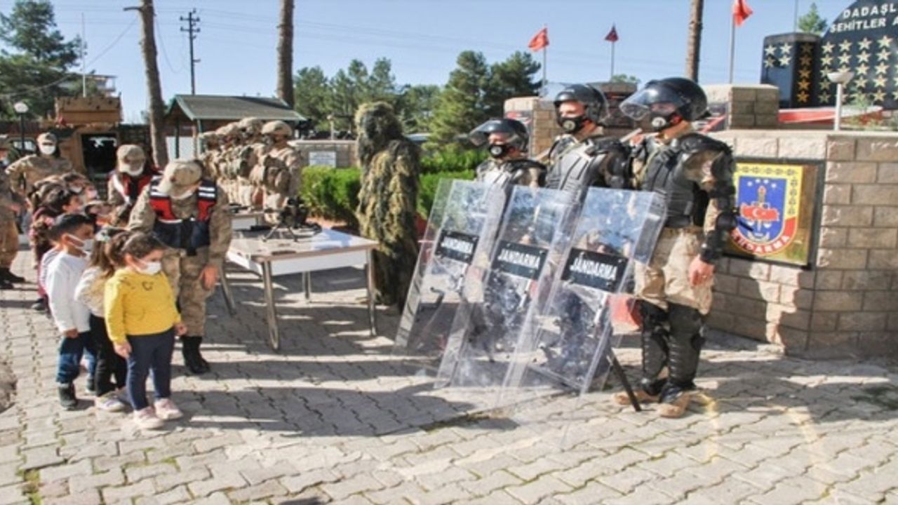 Siirt'te Jandarmadan Çocuklara Özel Gösteri