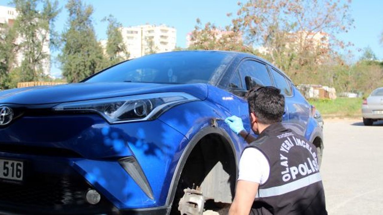 Lüks aracın 4 lastiğini çalıp, kaldırım taşı üzerinde bıraktılar