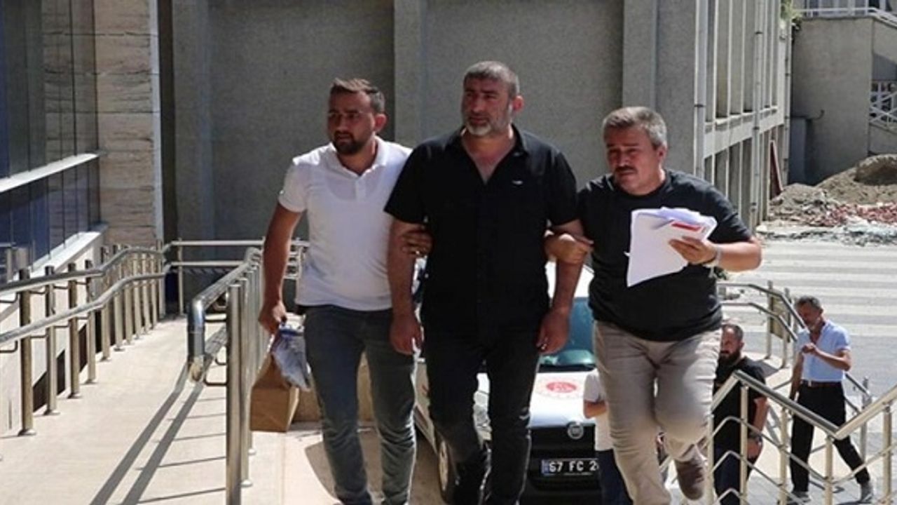 Ekmeğin Arasına Sakladığı Tabanca İle Garsonu Vurdu!