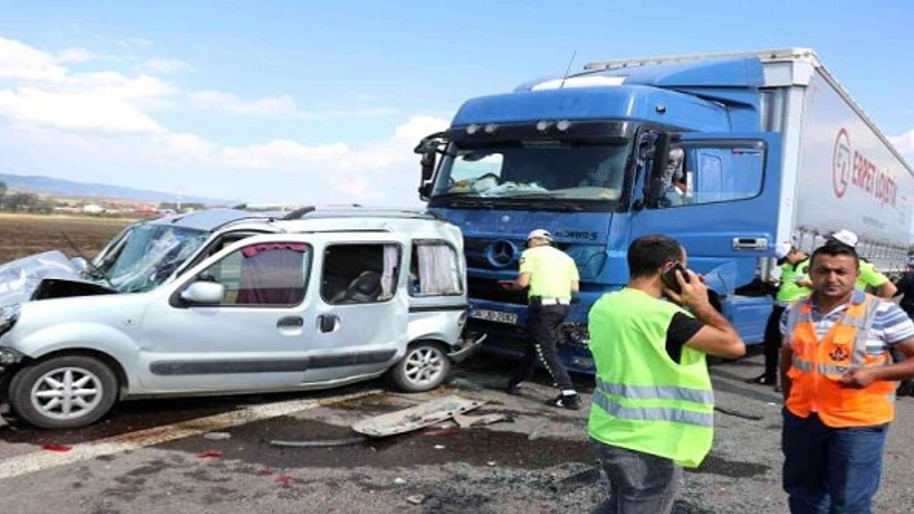 Feci Kaza! 6 Araç Birbirine Girdi: 8 Yaralı