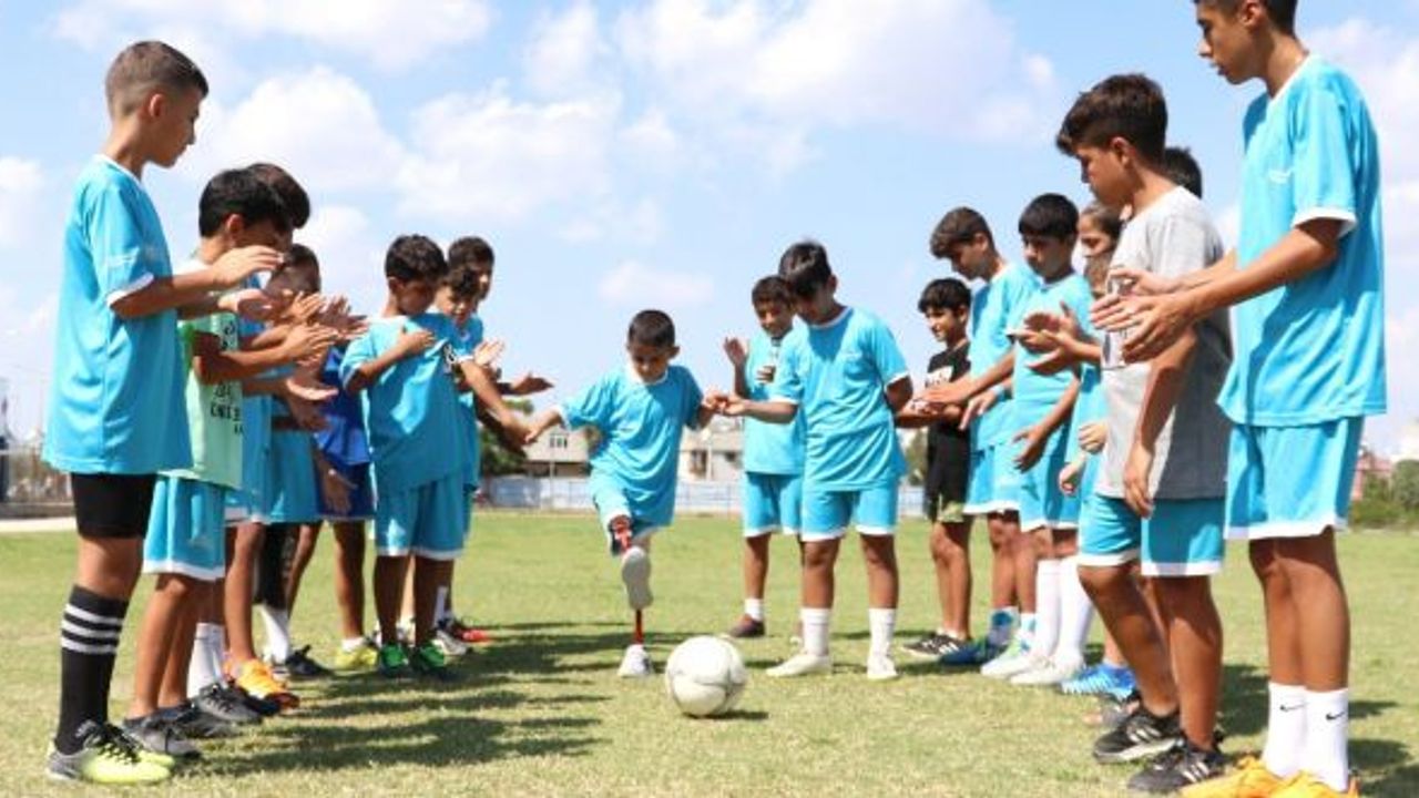 İlk adımını çok sevdiği futbol sahasında attı