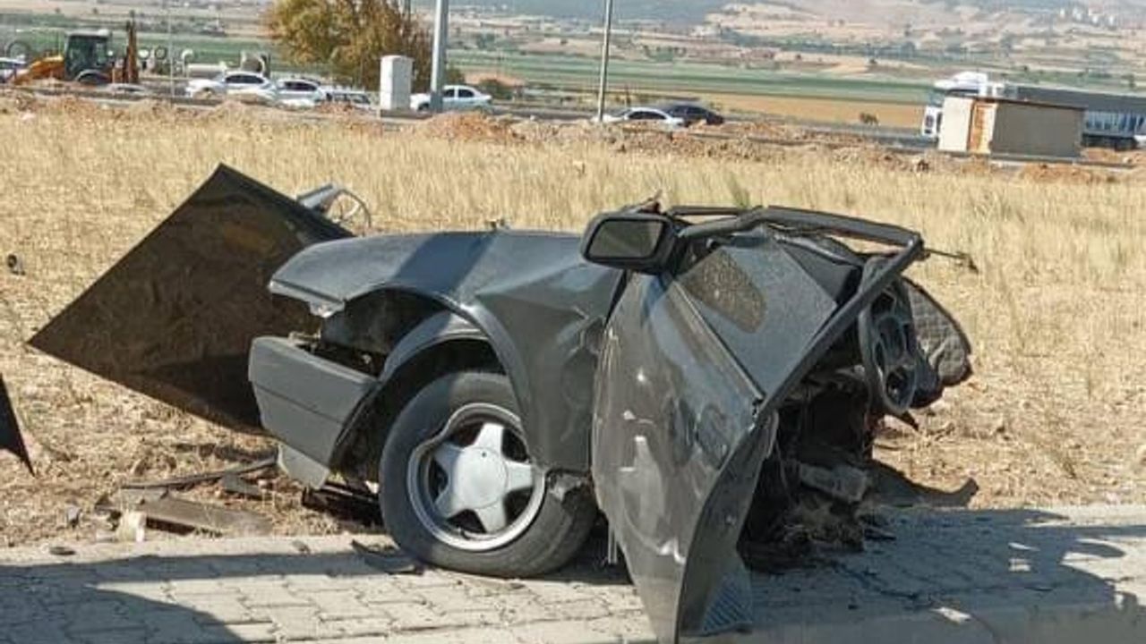 K.Maraş / Aydınlatma direğine çarpan otomobil ikiye bölündü!