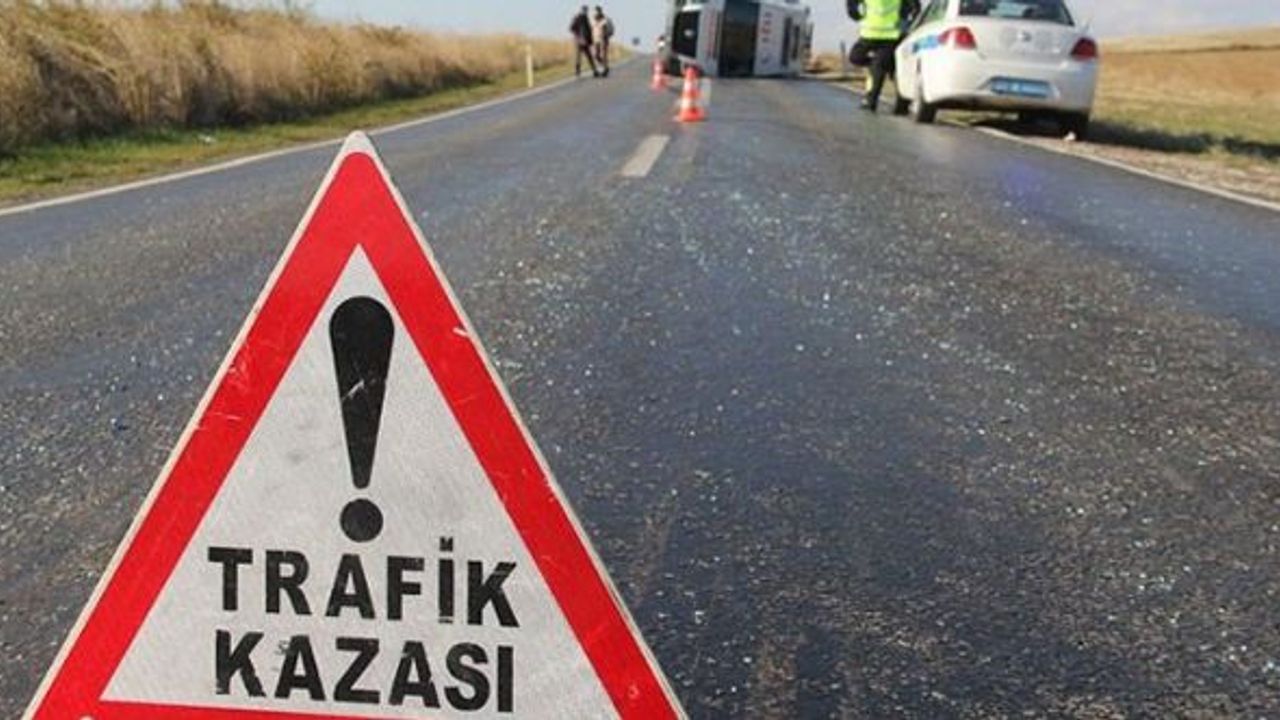K.Maraş / Çarptığı direk, başka bir otomobilin üstüne devrildi!