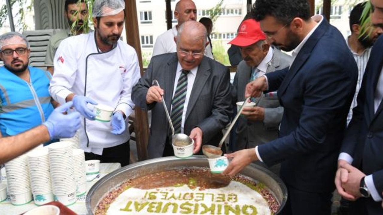 K.Maraş / Onikişubat Belediyesi aşure kazanını huzurevine kurdu