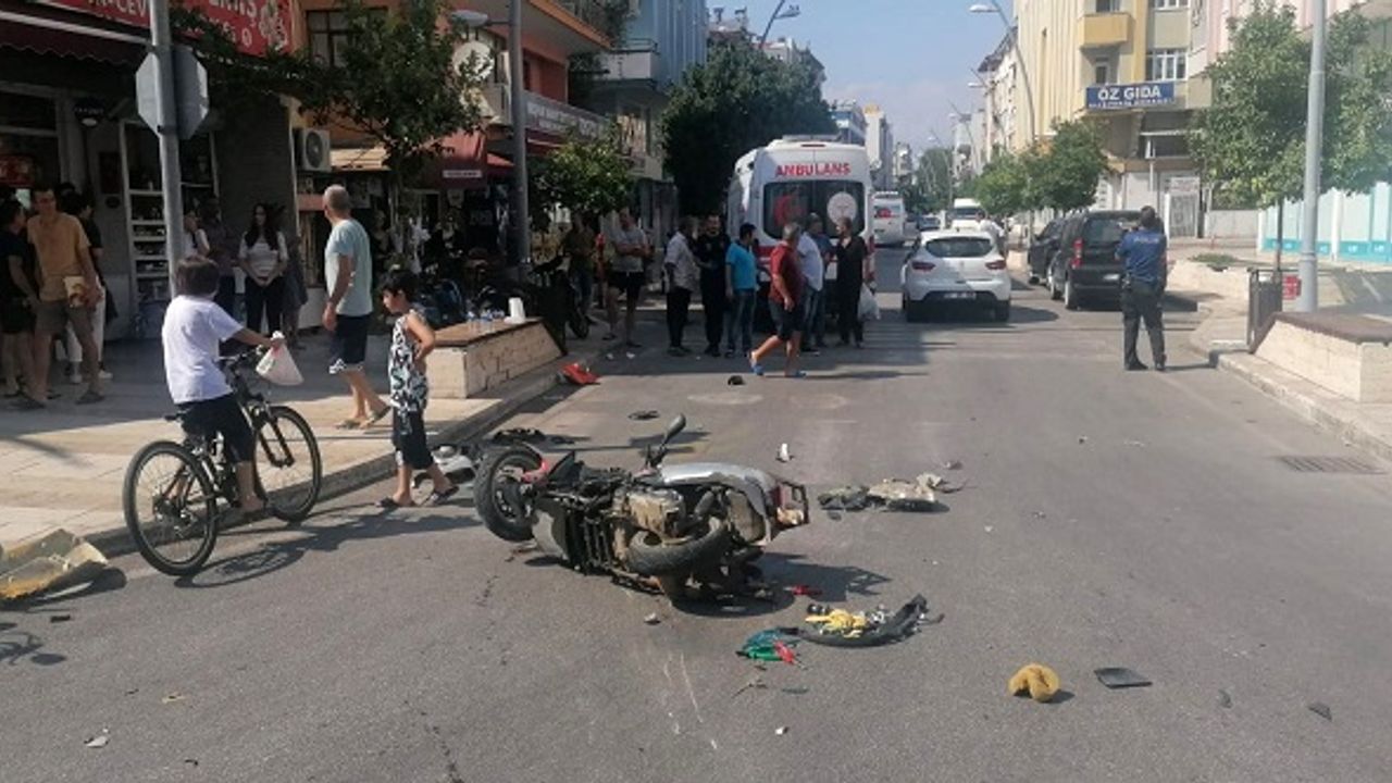 Otomobil İle Motosiklet Çarpıştı: Baba Ve Oğlu Ölümden Döndü