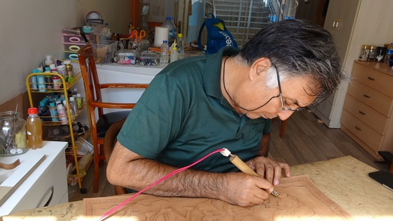 Emekli albay, hobi olarak başladığı deri işleme sanatındaki eserlerini koleksiyona dönüştürdü
