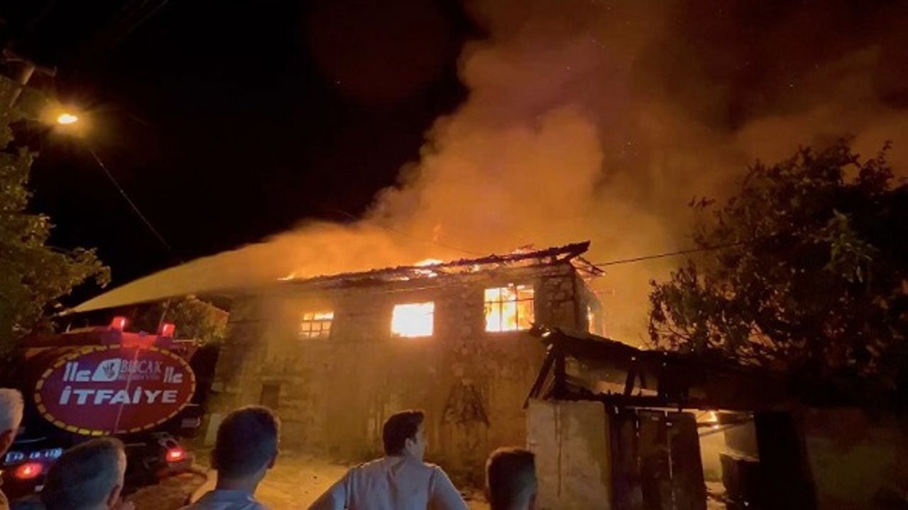 Geceyi gündüze çeviren yangın mahalle halkını seferber etti