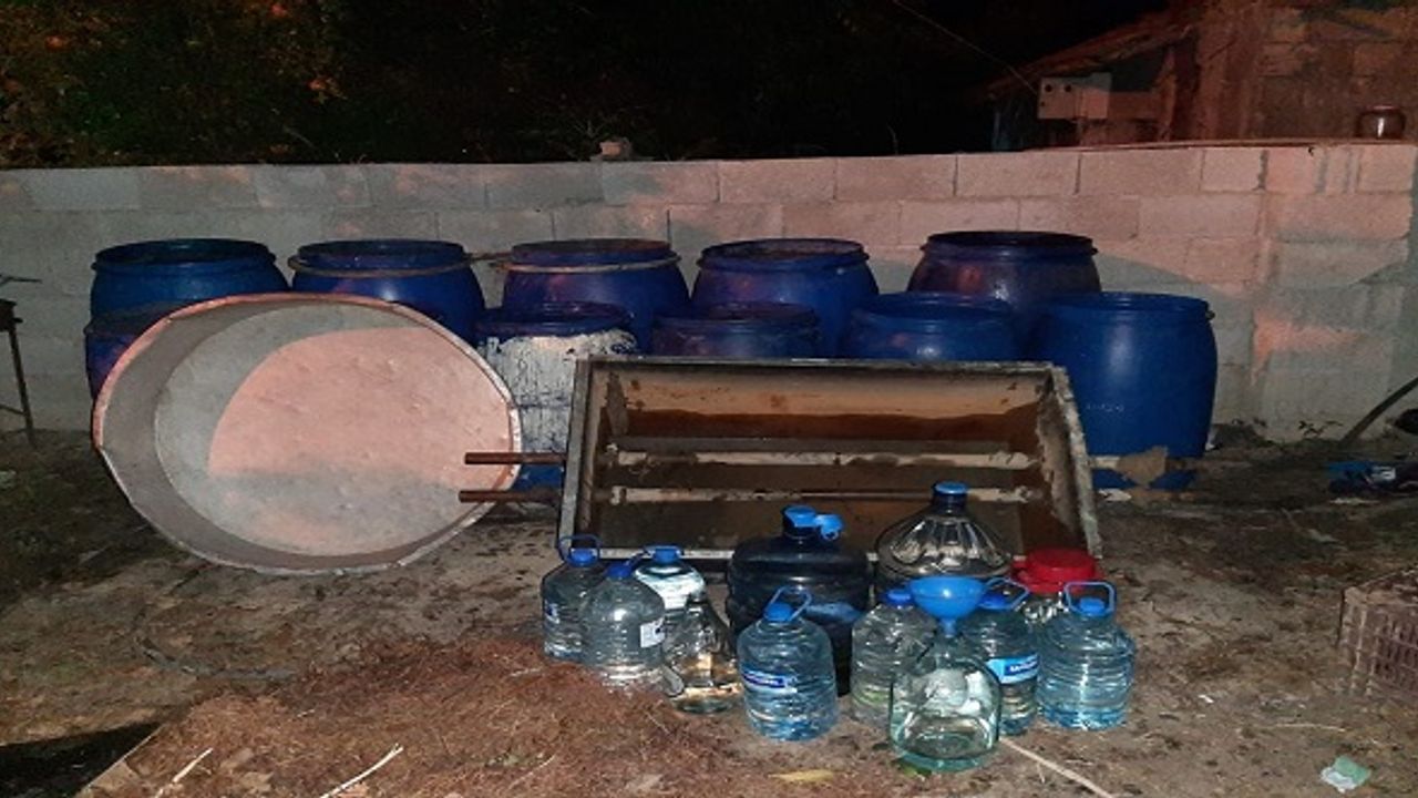 Hatay'da 3 bin 550 litre sahte içki ele geçirildi.