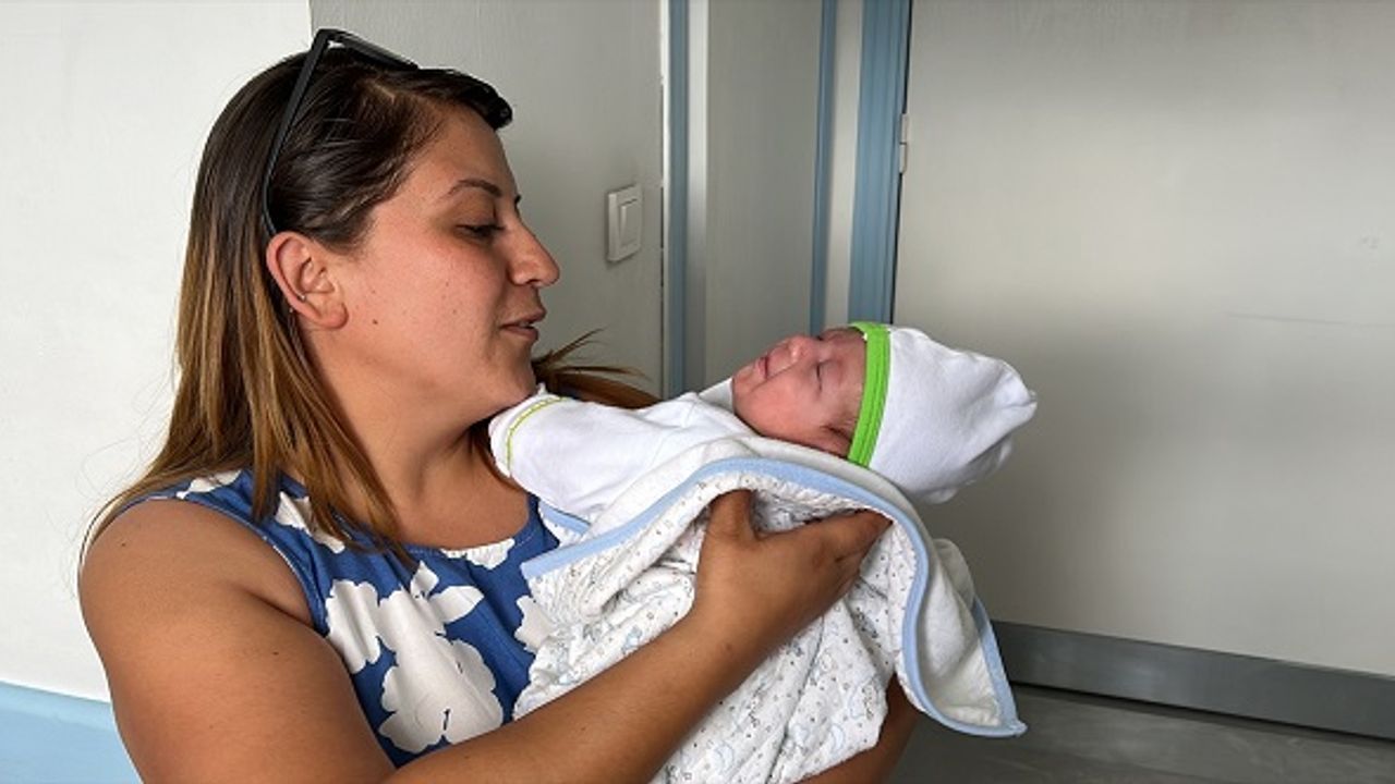 Isparta'da 830 gram doğan bebeklerini 91 gün sonra kucaklarına aldılar