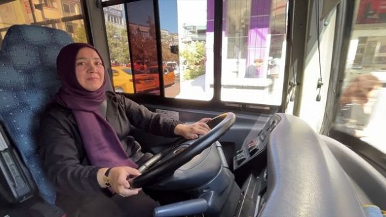 Isparta'da Kadın Otobüs Şoförü Eşiyle Vardiyalı Çalışıyor