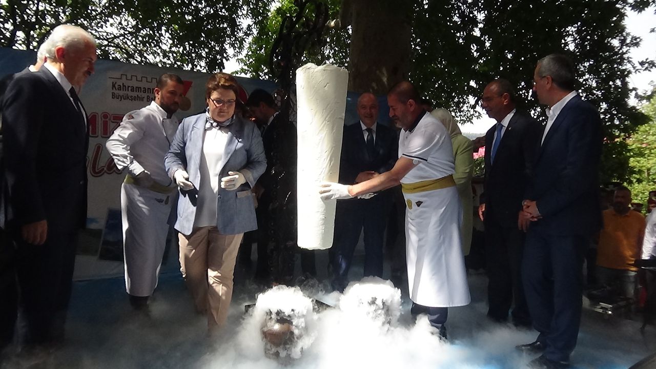 Kahramanmaraş'ta Bakan Derya Yanık Katıldığı Festivalde Vatandaşlara Maraş Dondurması İkram Etti