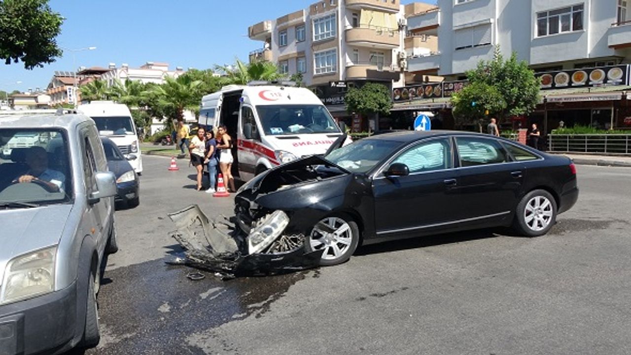 Kazaya karışan panelvan manav tezgahına daldı, 3 kişi ölümden kıl payı kurtuldu