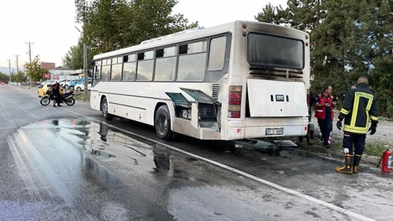 Park halindeki otobüs yanarak küle döndü!