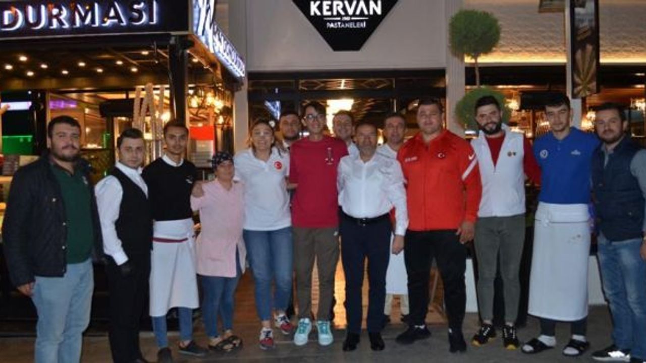 Alpedo bu kez dünya şampiyonlarıyla şov yaptı!