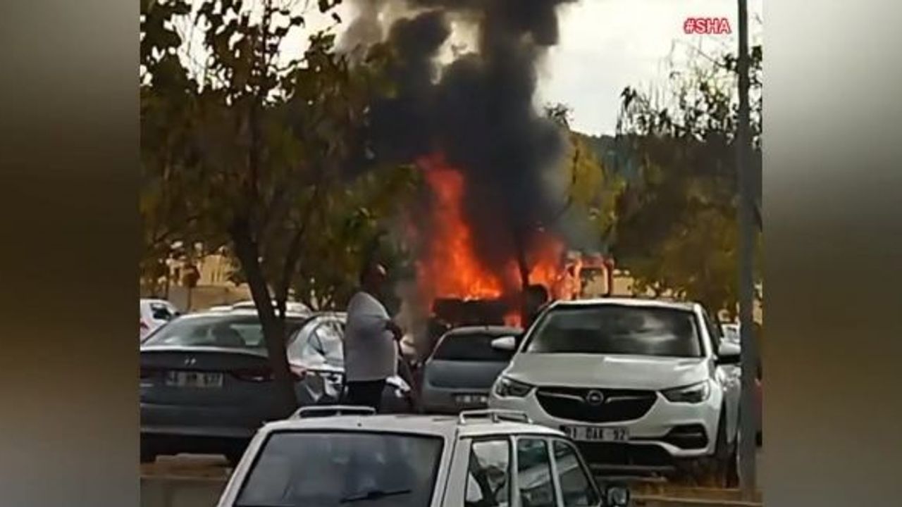 Kahramanmaraş’ta park halindeki araç alev aldı!