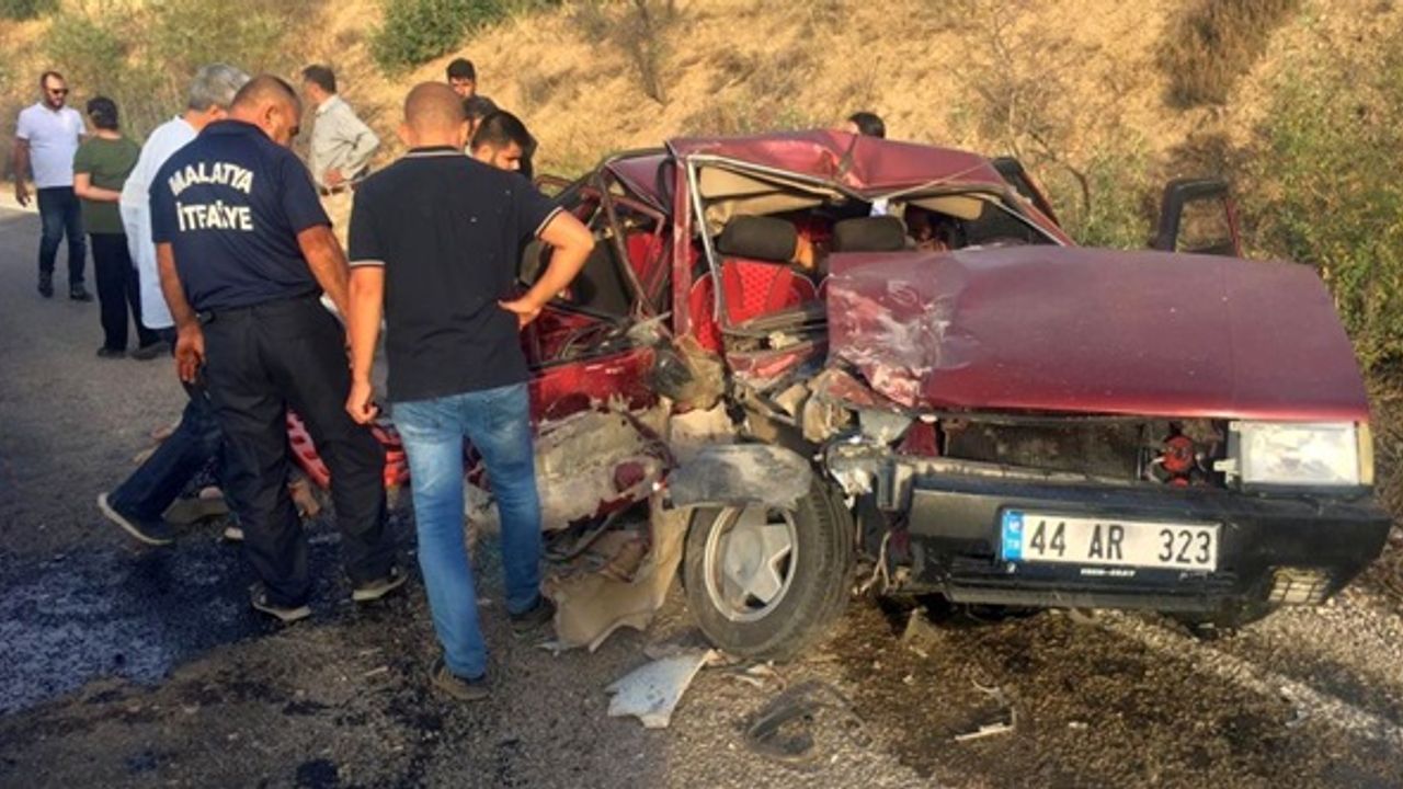Kamyonet ile otomobil çarpıştı: 1 ölü, 4 yaralı