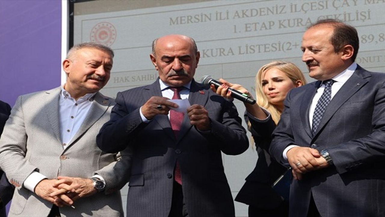 Mersin'de kentsel dönüşüm kapsamında yapılan konutlar için kura çekildi