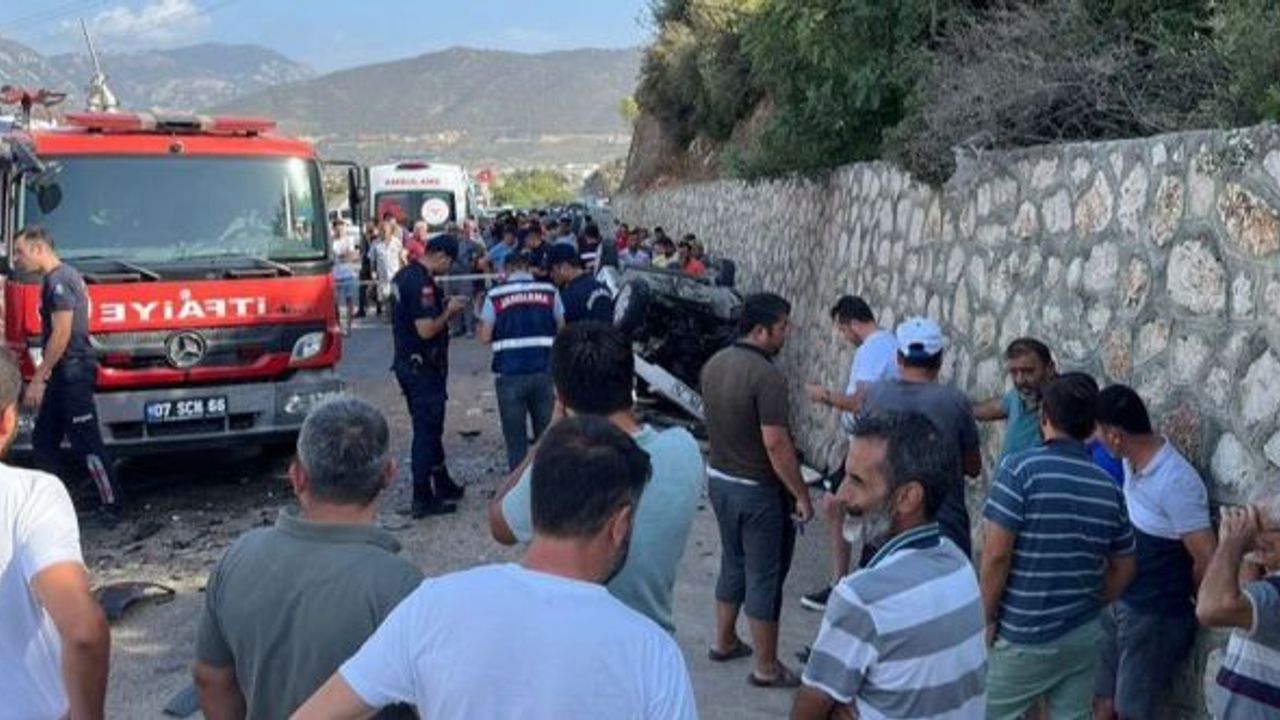 Minibüs ile otomobil kafa kafaya çarpıştı: 2 ölü, 4 yaralı