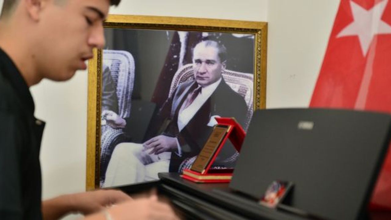 Otizmli Piyanist Kubilay'dan Cumhuriyet Resitali!