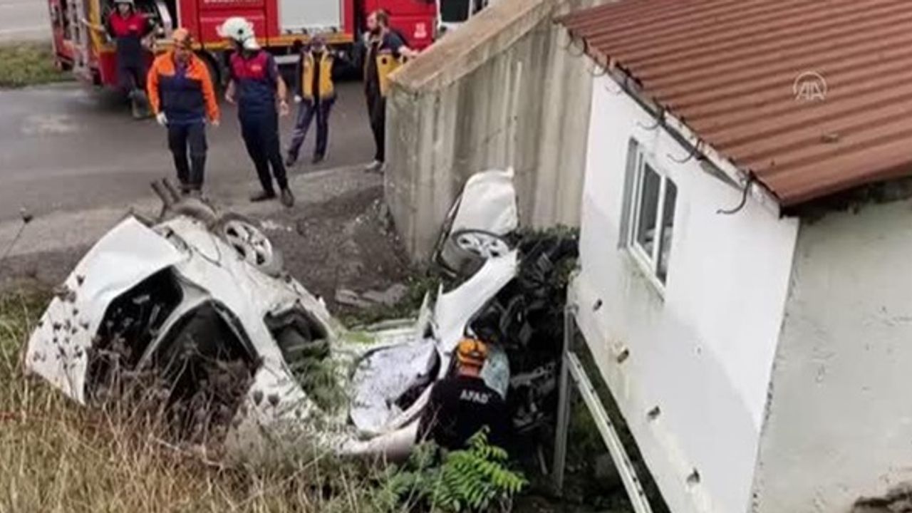 Otomobil sürcüsü önce duvara sonra evin bahçesine devrildi!