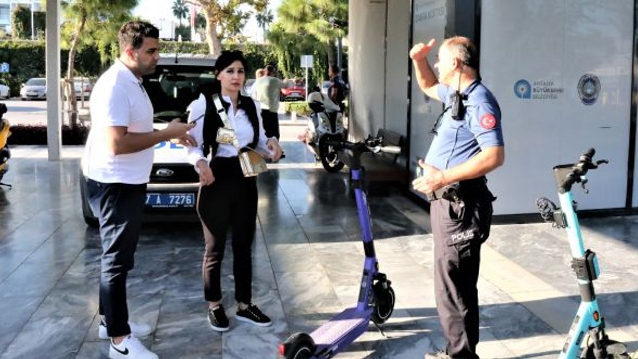 Scooterda biri çocuk 4 kişiyle ölüme meydan okuyan yolculuk