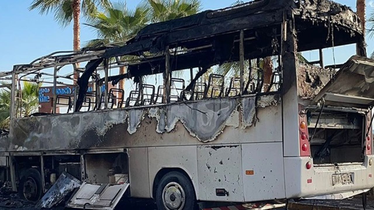 Seyir halindeki minibüs alev alev yandı!