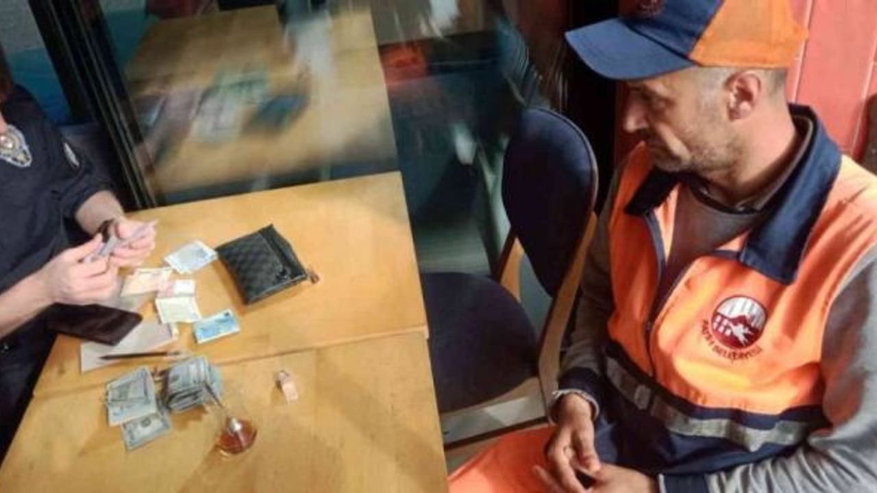 Temizlik işçisi yolda bulduğu cüzdanı polise götürdü