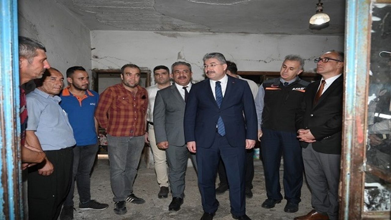 Vali Yılmaz, depremde zarar gören evlerde incelemelerde bulundu
