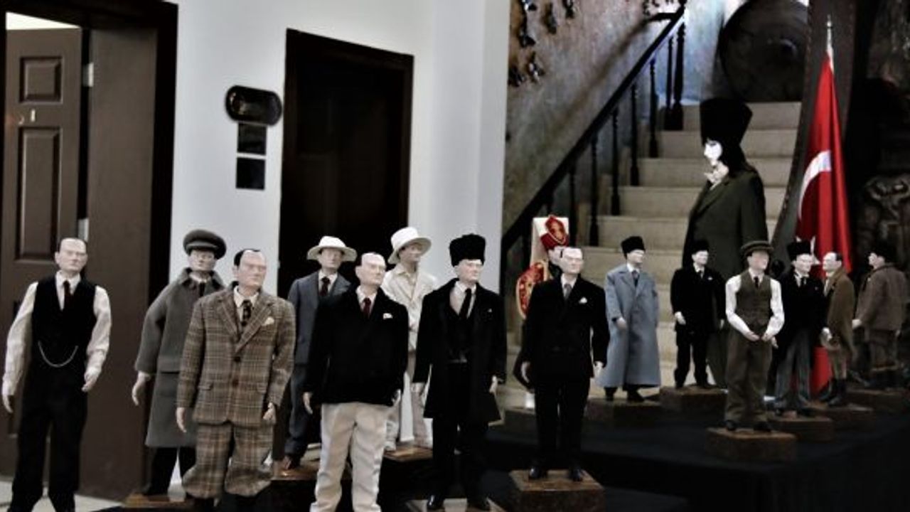 20 Kişilik Ekip 1.5 Yılda Atatürk’ün 15 Farklı Elbisesinin Birebir Aynısını Dikti