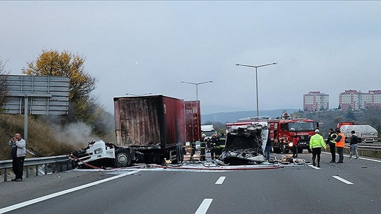 2 tırın karıştığı kaza ulaşımı aksattı!