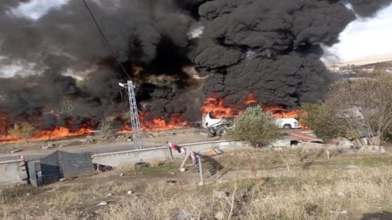 Ağrı'da Yolcu Otobüsü İle Yakıt Yüklü Bir Tanker Kafa Kafaya Çarpıştı, Ölü Ve Yaralılar Var