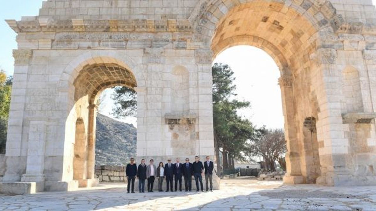 Anavarza Antik Kenti'nde heyecanlandıran izler