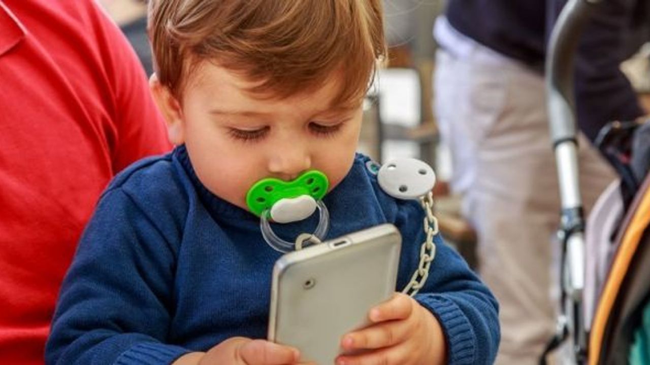 Cep telefonunun ‘kundak’a girmesine az kaldı!