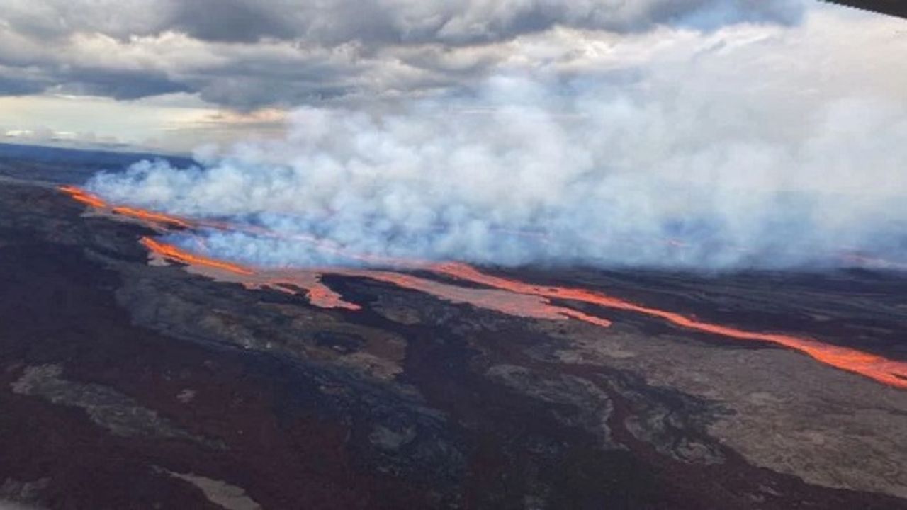 Dünyanın en geniş yanardağı Hawaii’de lav püskürmeye başladı