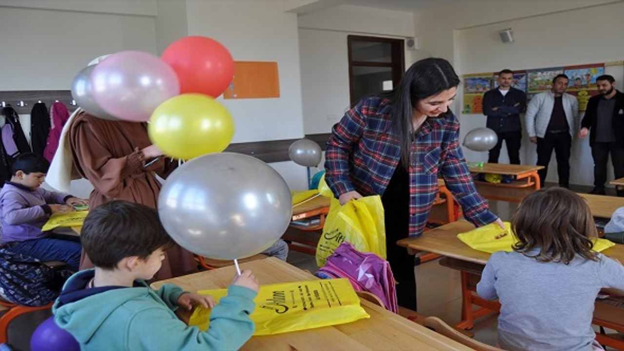 Kahramanmaraş'ta hemşirelik bölümü öğrencilerinden ihtiyaç sahibi öğrencilere destek