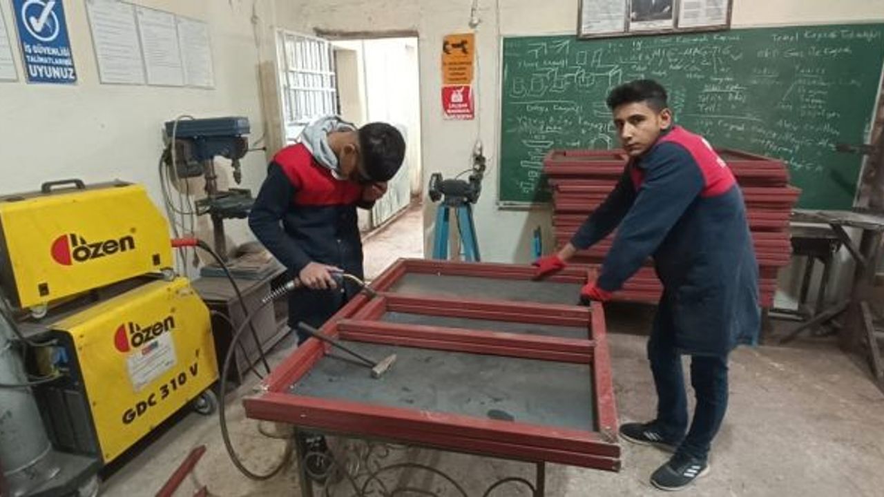 Kahramanmaraşlı gençler okulların ihtiyaçlarını üretiyor!