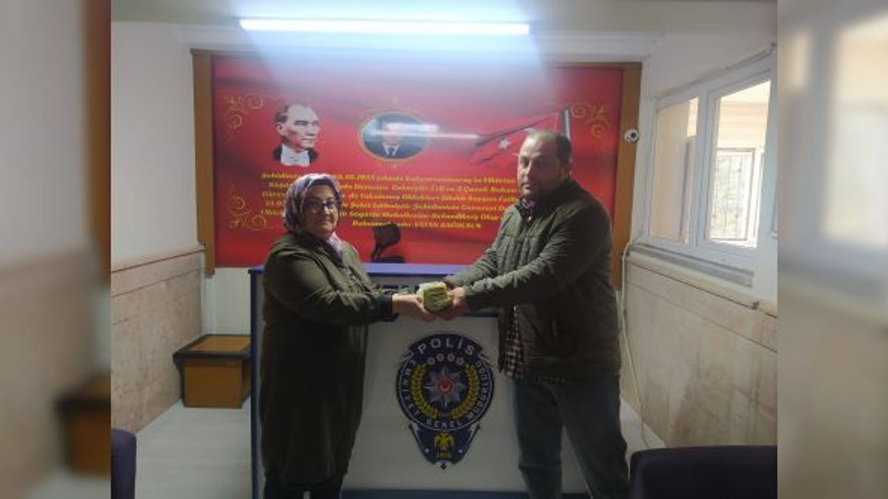 Kahramanmaraş’ta bulduğu döviz dolu poşeti sahibine teslim etti!
